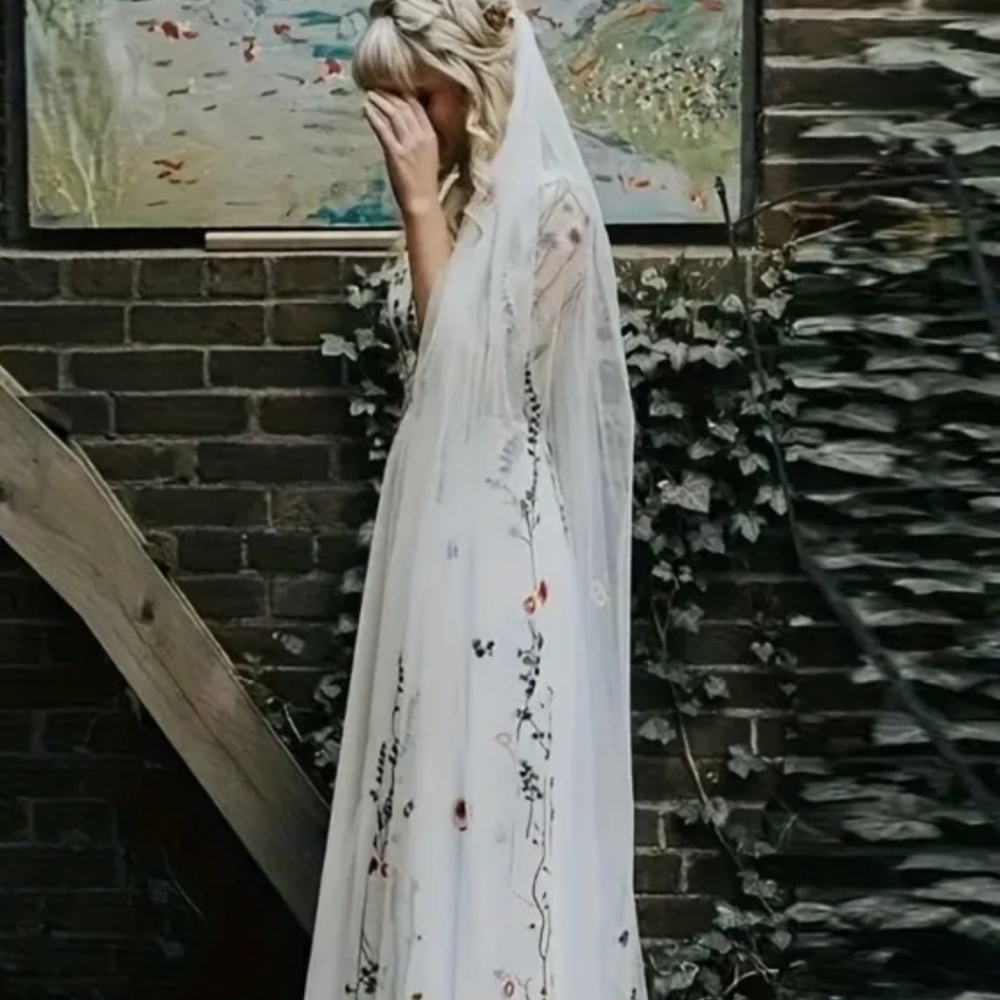 Elegant White Floral Hair Veil With Floral Patterns